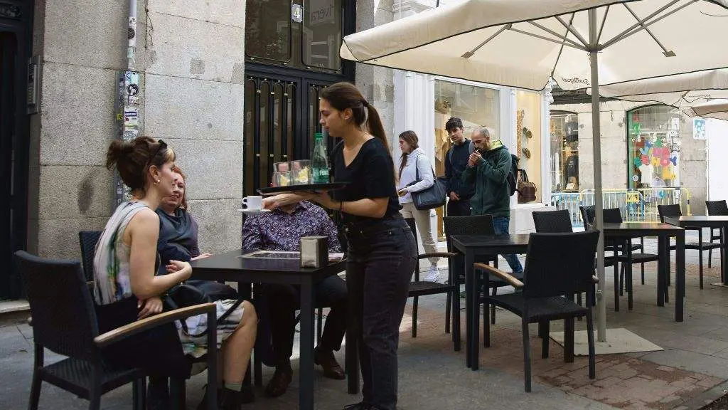 Traballadoras e traballadores aut&oacute;nomos do sector da hostalar&iacute;a e o turismo son os que menos descansan no ver&aacute;n. (Foto: Europa Press)