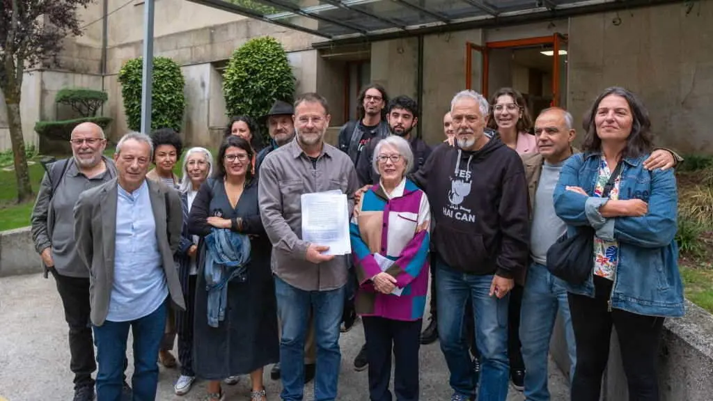 Representantes dunha trintena de entidades e do comit&eacute; intercentros da CRTVG, nas portas do Parlamento galego. (Foto: Arxina)