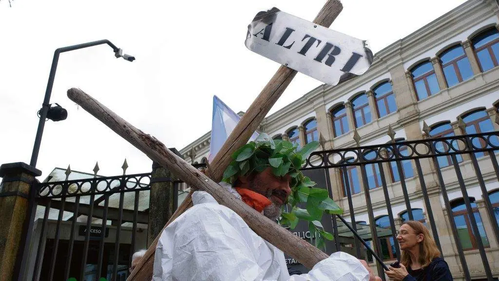 Participante na mobilizaci&oacute;n contra o proxecto de Altri que rodeou a Xunta da Galiza o passado 30 de xu&ntilde;o. (Foto Arxina)