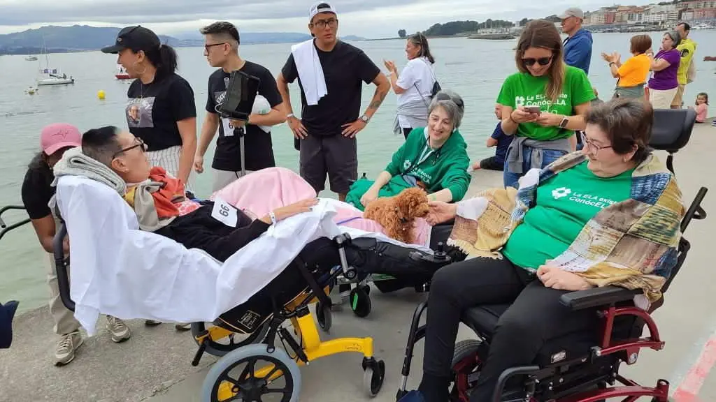 Persdoas socias da Asociaci&oacute;n galega de ELA durante unha xornada solidaria o pasado mes de xullo en Cangas, no Morrazo (Foto: Agaela)
