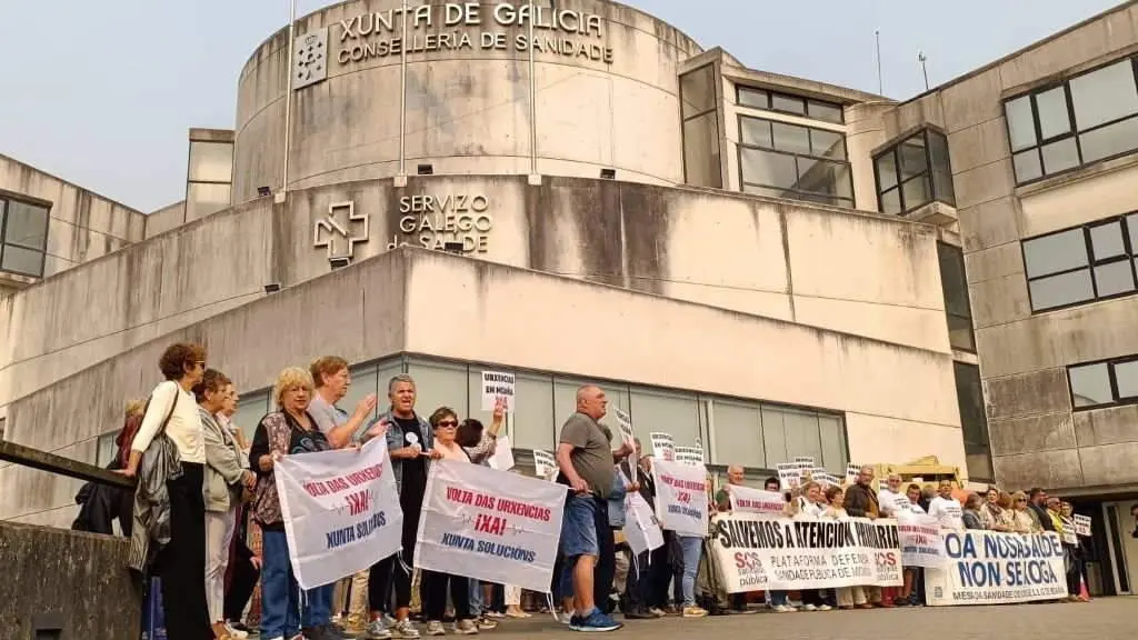 Protesta da veci&ntilde;anza de Moa&ntilde;a (O Morrazo) ante a Consellar&iacute;a de Sanidade en Compostela. (Foto: N&oacute;s Diario)