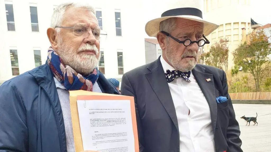 O presidente da Asemblea Republicana de Vigo, Celso Pazos, e o abogado Ant&oacute;n Beiras Cal ante a Cidade da Xustiza de Vigo. (Foto)