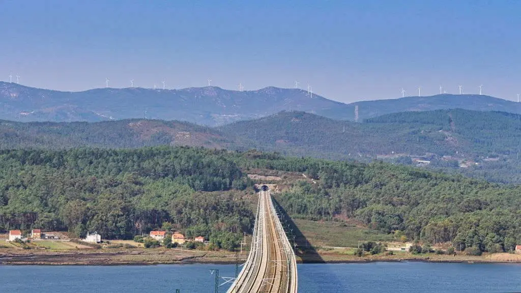 Cami&ntilde;os de ferro sobre a r&iacute;a de Arousa. (Foto: J.J. Mart&iacute;nez)