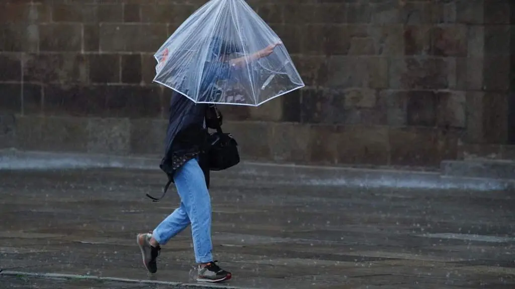 Temporal de chuvia en Compostela. (Foto: &Aacute;lvaro Ballesteros / Europa Press)