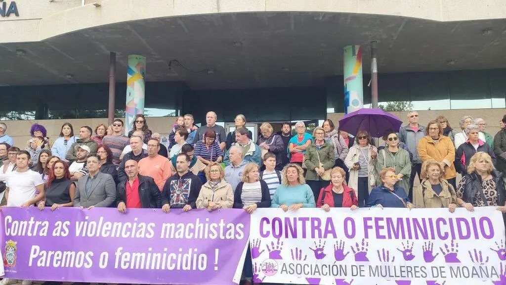 Concentraci&oacute;n en repulsa do asasinato dunha muller o pasado s&aacute;bado, en Moa&ntilde;a (O Morrazo). (Foto: Europa Press)