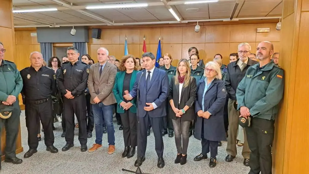 Pedro Blanco, no centro, durante o acto de condena do crime machista de Moa&ntilde;a na Delegaci&oacute;n do Goberno espa&ntilde;ol na Galiza. (Foto: N&oacute;s Diario)