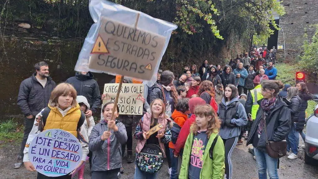 Movbilizaci&oacute;n 'por unha estrada segura' no Courel o pasado 27 de setembro. (Foto: ANPA do CPI Poeta Ux&iacute;o Novoneyra)