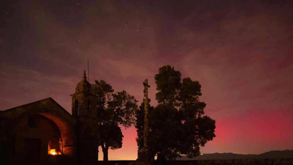 Aurora boreal fotografada onte desde o miradoiro da Peneda, en Soutomaior, comarca de Vigo. (Foto: Jos&eacute; Lorenzo).