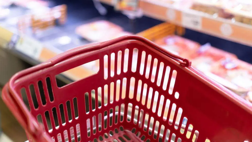 O encarecemento da vida derivado da inflaci&oacute;n aumenta o risco de pobreza e exclusi&oacute;n social. (Foto: Naka)