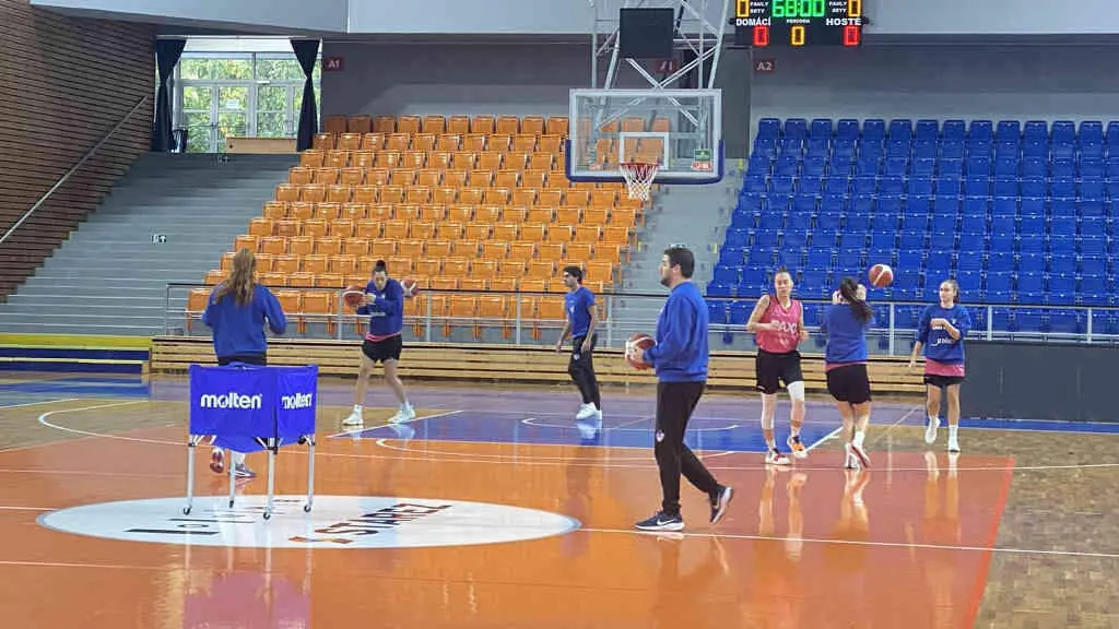 O Baxi Ferrol adestrando onte na cancha do Brno, en Chequia. (Foto: Baxi Ferrol).