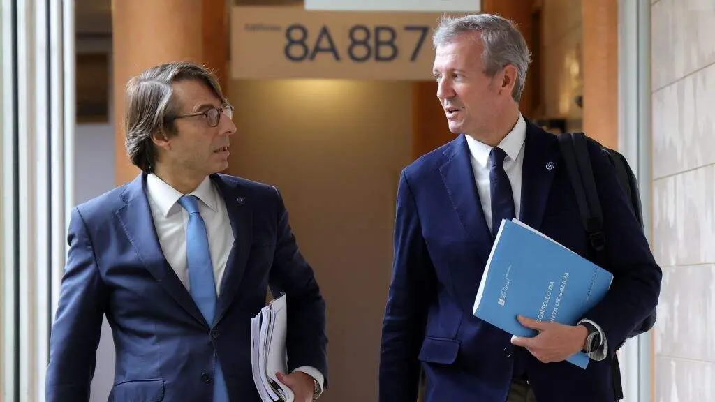 O conselleiro de Facenda, Miguel Corgos, e o presidente da Xunta, Alfonso Rueda, a pasada quinta feira nos corredores de San Caetano. (Foto: Arxina)