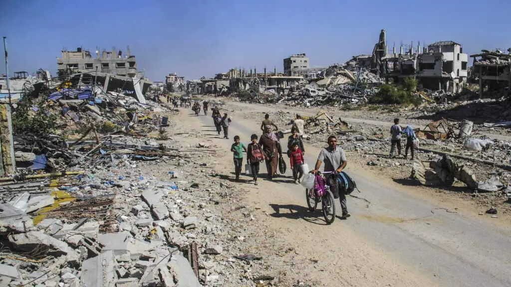 Poboaci&oacute;n palestina desprazada foxe tras unha nova orde de evacuaci&oacute;n do norte de Gaza. (Foto: Europa Press / Contacto / Mahmoud Issa)