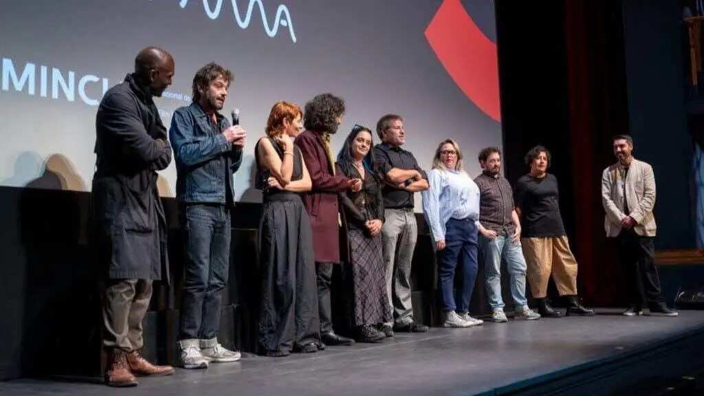 Alberto Gracia, co micr&oacute;fono na man, na estrea de 'La parra' na Seminci de Valladolid. (Foto: Seminci)