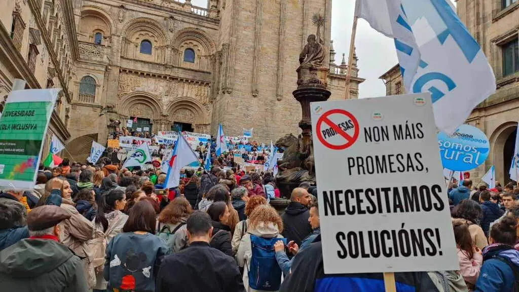 A praza de Prater&iacute;as ateigada de xente en defensa do ensino p&uacute;blico. (Foto: ANPA de Vent&iacute;n)