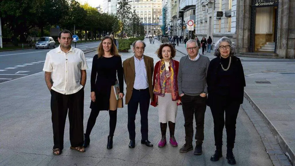 Suso Bello e Sabela Olivares (de Boroa), Antonio Maura, Marilar Aleixandre, Alfonso Armada e Karla da Silva, esta terza feira, no Cant&oacute;n Grande da Coru&ntilde;a. (Foto: RAG)