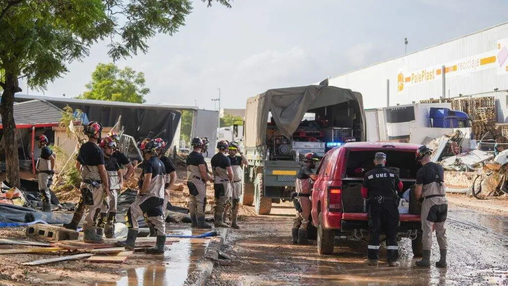 Bombeiros no pol&iacute;bono Ribarroja, en Val&egrave;ncia, esta quinta feira, realizando labores de busca de persoas desaparecidas. (Foto: Jorge Gil /  Europa Press)