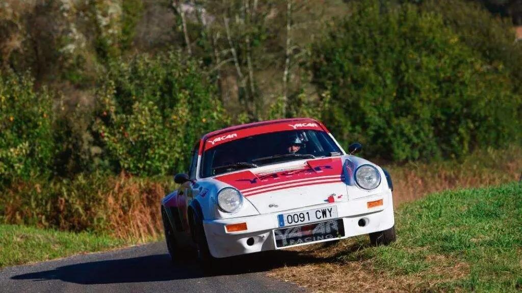 Un coche participando na edici&oacute;n do pasado ano do Rally R&iacute;as Altas de Coches Hist&oacute;ricos. (Foto: Rally R&iacute;as Altas)