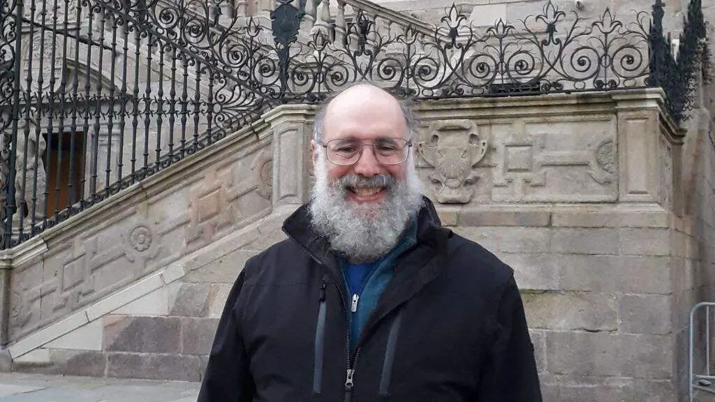 O hidroxe&oacute;logo Steven Emerman, a quinta feira, na praza do Obradoiro de Compostela. (Foto: N&oacute;s Diario)