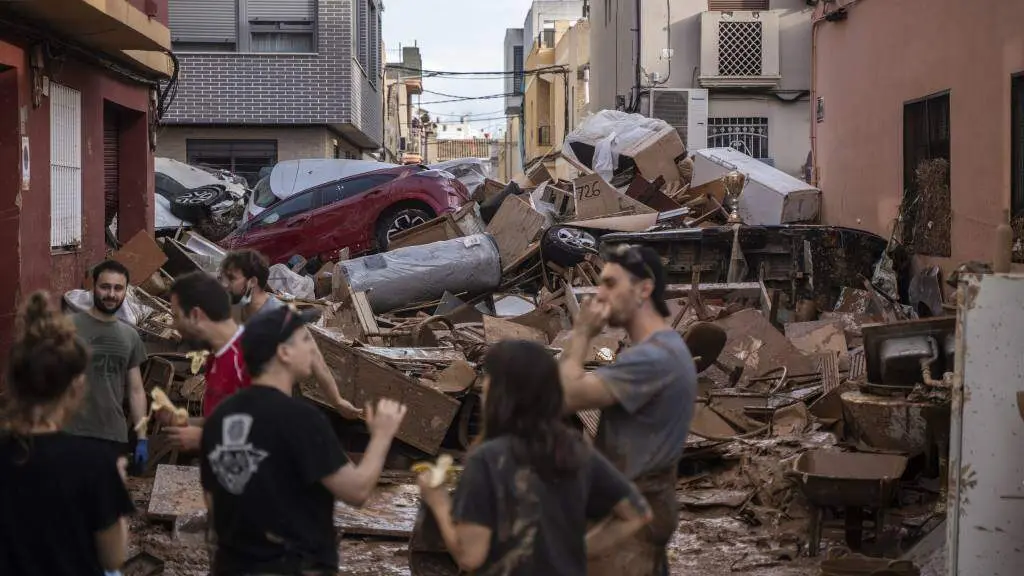 Varias persoas limpando onte os estragos da DINA no concello valenciano de Sedavi. (Foto: Jorge Gil / Europa Press)