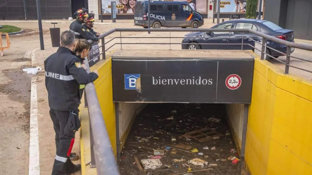 Efectivos da Unidade Militar de Emerxencias, este domingo, no centro comercial Bonaire de Val&egrave;ncia. (Foto: Jorge Gil / Europa Press)