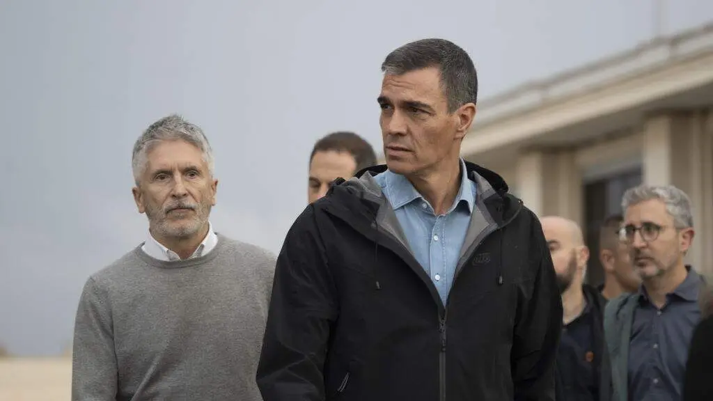 Pedro S&aacute;nchez, en primeiro plano, e o ministro do Interior, Grande-Marlaska, en segundo, este domingo en Val&egrave;ncia.