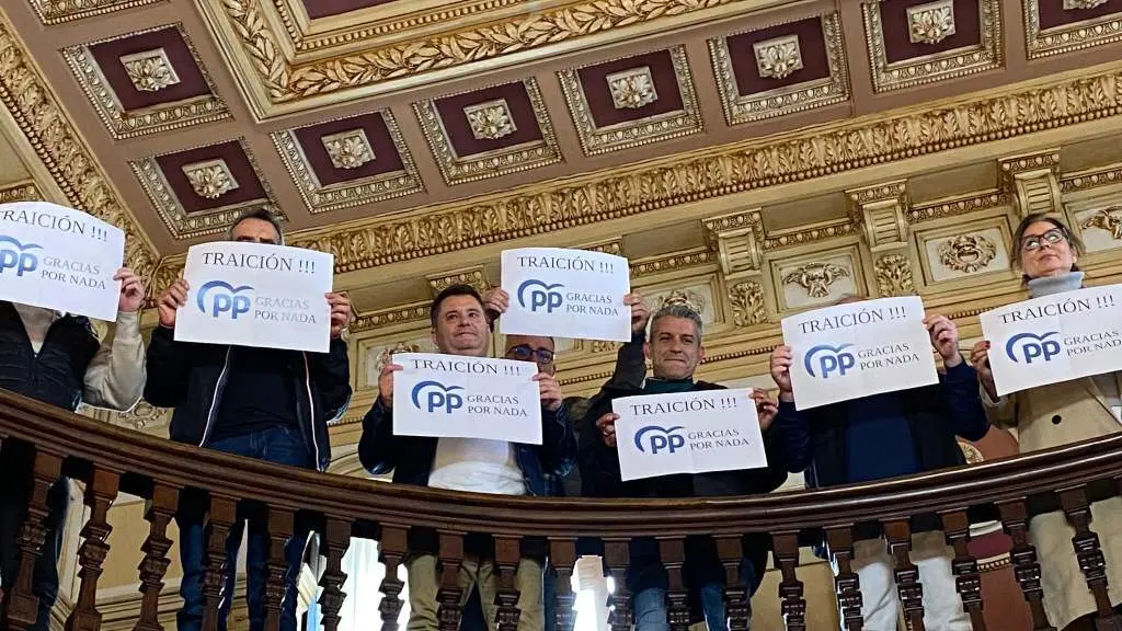 Persoal municipal levou a protesta ao pleno de Ourense desta cuarta feira. (Foto: N&oacute;s Diario)