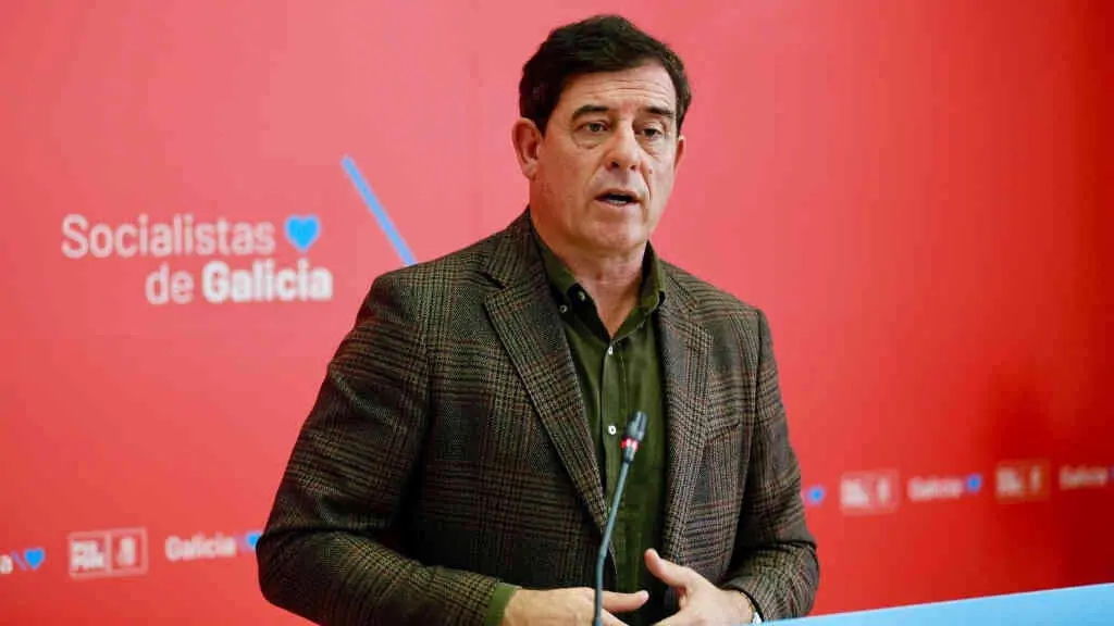 O secretario xeral do PSdeG, esta segunda feira, en rolda de prensa. (Foto: N&oacute;s Diario).