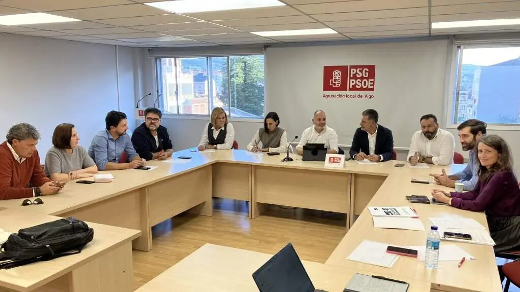 David Regades (no centro), nunha xuntanza do grupo provincial do PSOE en Pontevedra. (Foto: N&oacute;s Diario)