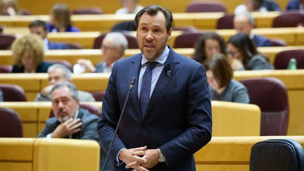 O ministro de Transporte e Mobilidade Sost&iacute;bel, &Oacute;scar Puente, esta terza feira no Senado espa&ntilde;ol. (Foto: Jes&uacute;s Hell&iacute;n / Europa Press)