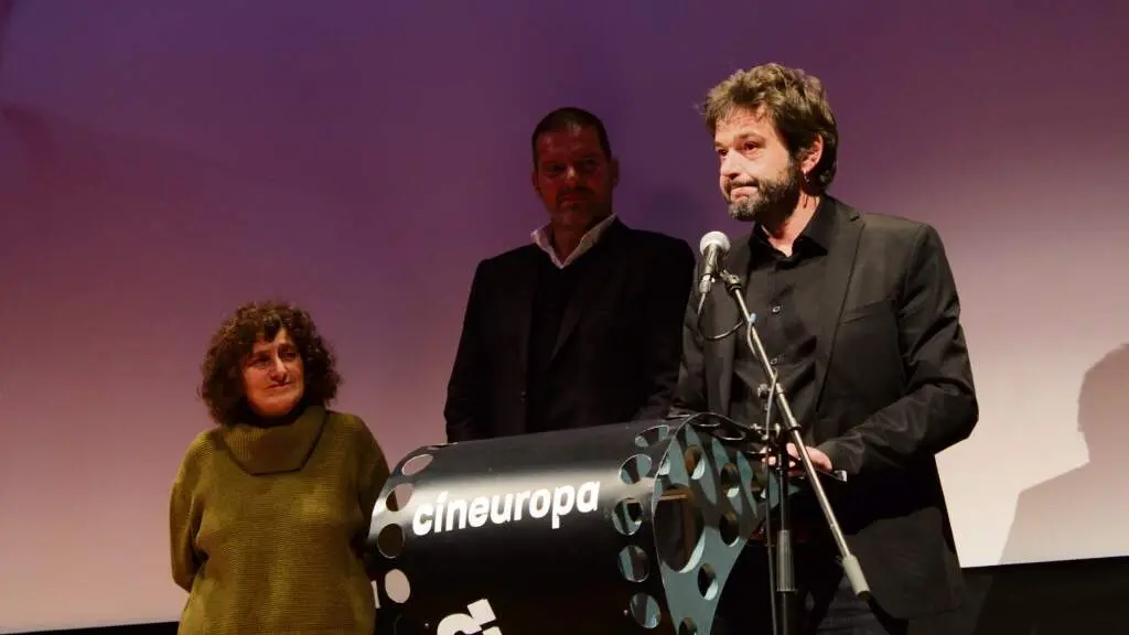 A alcaldesa de Santiago, Goretti Sanmart&iacute;n; o conselleiro de Cultura, Jos&eacute; L&oacute;pez Campos, e o director premiado, Alberto Gracia, esta terza feira. (Foto: Alba A. Freixanes)