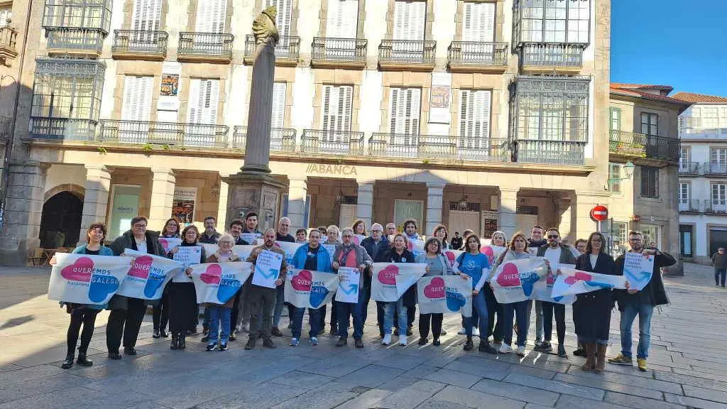 A presentaci&oacute;n dos apoios reuniu representantes de diferentes entidades e colectivos. (Foto: Queremos Galego)