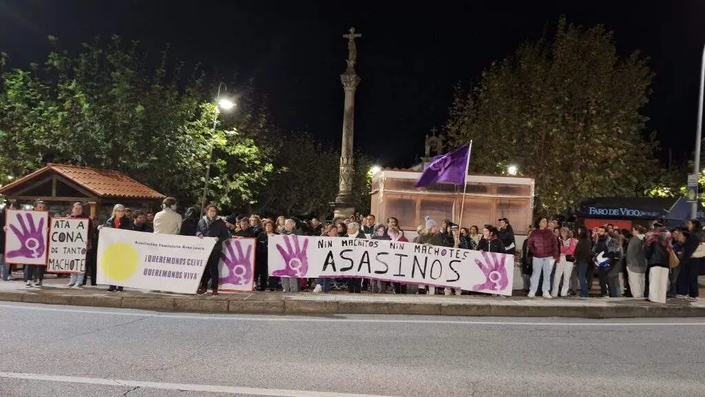 Concentraci&oacute;n esta cuarta feira en Baiona, en repulsa do asasinato de Estela Blach. (Foto: N&oacute;s Diario)