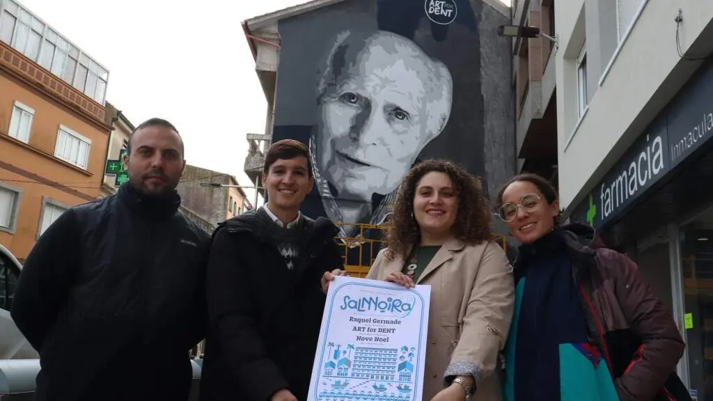 Bernardo Paz, Lu&iacute;s P&eacute;rez, Ant&iacute;a Alberte e Raquel Germade, esta quinta feira, ante o mural dedicado a Manuel Ayaso. (Foto: Concello de Ribeira)