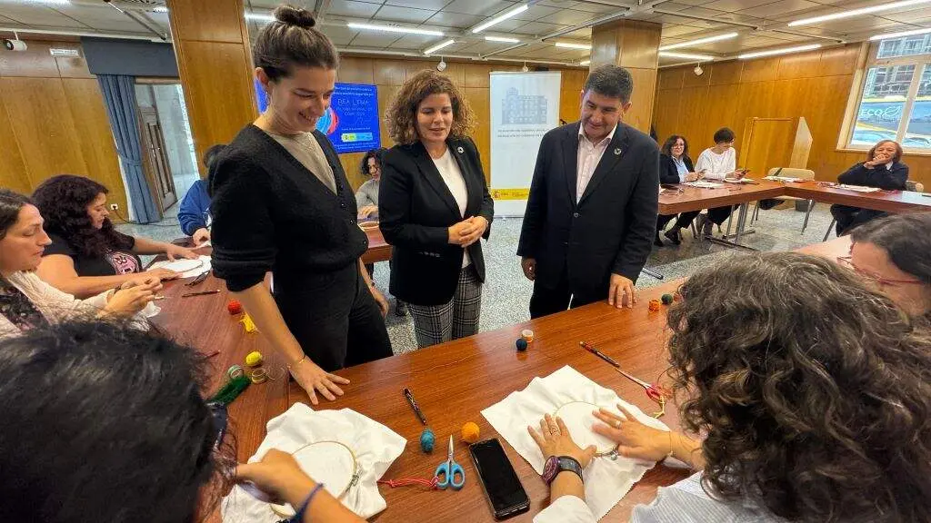Bea Lema, Mar&iacute;a Ribas e Pedro Branco, esta sexta feira na Coru&ntilde;a. (Foto: Delegaci&oacute;n do Goberno espa&ntilde;ol na Galiza)