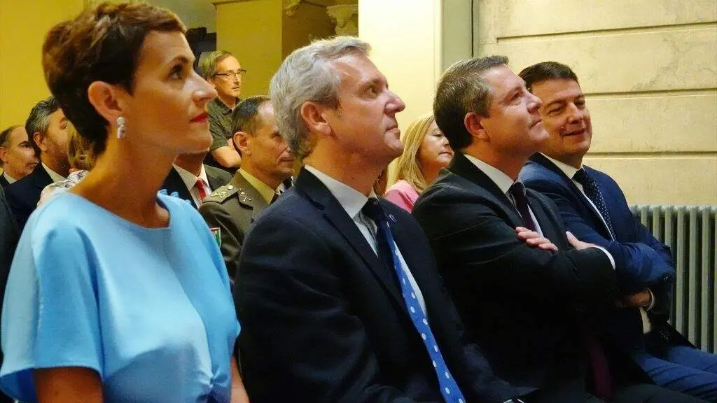 A presidenta de Navarra, Mar&iacute;a Chivite; o presidente da Xunta de Galicia, Alfonso Rueda; o xefe do Executivo de Castela-A Mancha, Emiliano Garc&iacute;a-Page, e o presidente do Goberno de Castela e Le&oacute;n, Alfonso Fern&aacute;ndez Ma&ntilde;ueco, durante o acto solemne de toma de posesi&oacute;n como presidente do Principado de Asturias de Adri&aacute;n Barb&oacute;n Rodr&iacute;guez, o 27 de xullo de 2023. (Foto: Xuan Cueto / Europa Press)
