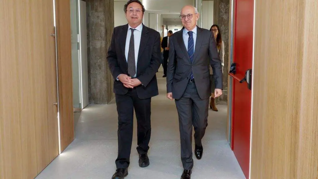 O fiscal xeral do Estado, &Aacute;lvaro Garc&iacute;a Ortiz, e o fiscal Superior da Galiza, Fernando Suanzes, nunha visita &aacute; Cidade da Xustiza de Vigo, en abril de 2023,