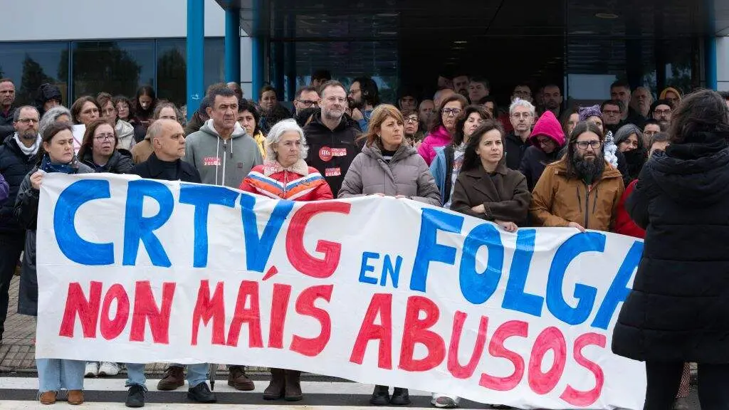 Persoal da CRTVG en folga, esta cuarta feira, en San Marcos. (Foto: Arxina)