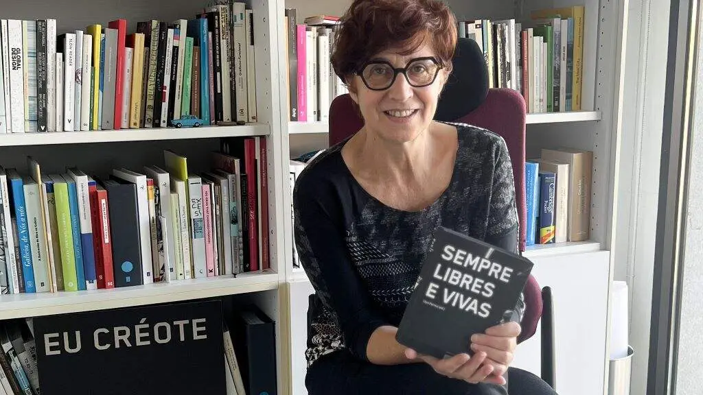 A autora Uqui Permui, cun exemplar do libro 'Sempre libres e vivas'. (Foto: N&oacute;s Diario)