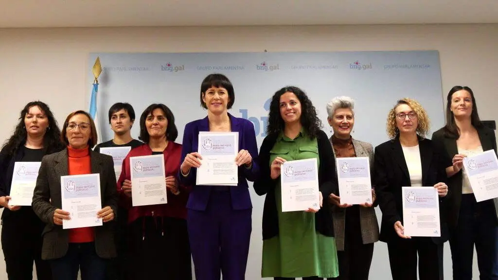 Ana Pont&oacute;n e Noa Presas xunto a outras deputadas nacionalistas no Parlamento. (Foto: N&oacute;s Diario)