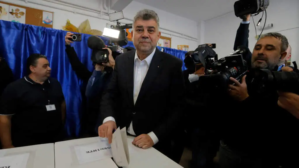 O primeiro ministro Ciolacu ao votar nas elecci&oacute;ns do domingo. (Foto: Zhang Gaiping / Europa Press / Contacto)