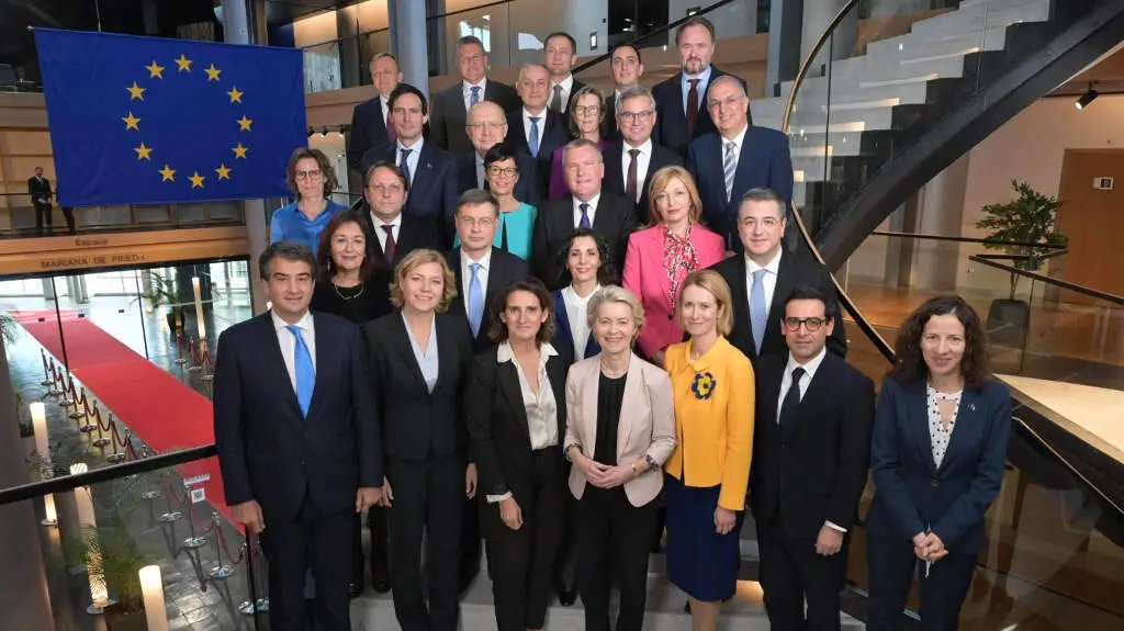 Nova Comisi&oacute;n Europea, con Fitto, Virkkunen, Ribera, von der Leyen, Kallas, S&eacute;journ&eacute; e Minzatu na primeira fila, o 27 de novembro de 2024. (Foto: Comisi&oacute;n Europea)