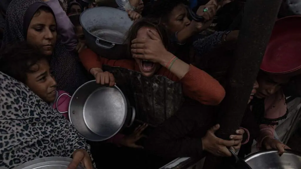Poboaci&oacute;n palestina &aacute; espera de comida o pasado 28 de novemebro en Khan Yunis. (Foto: Saher Alghorra / ZUMA Press Wire / d / DPA)