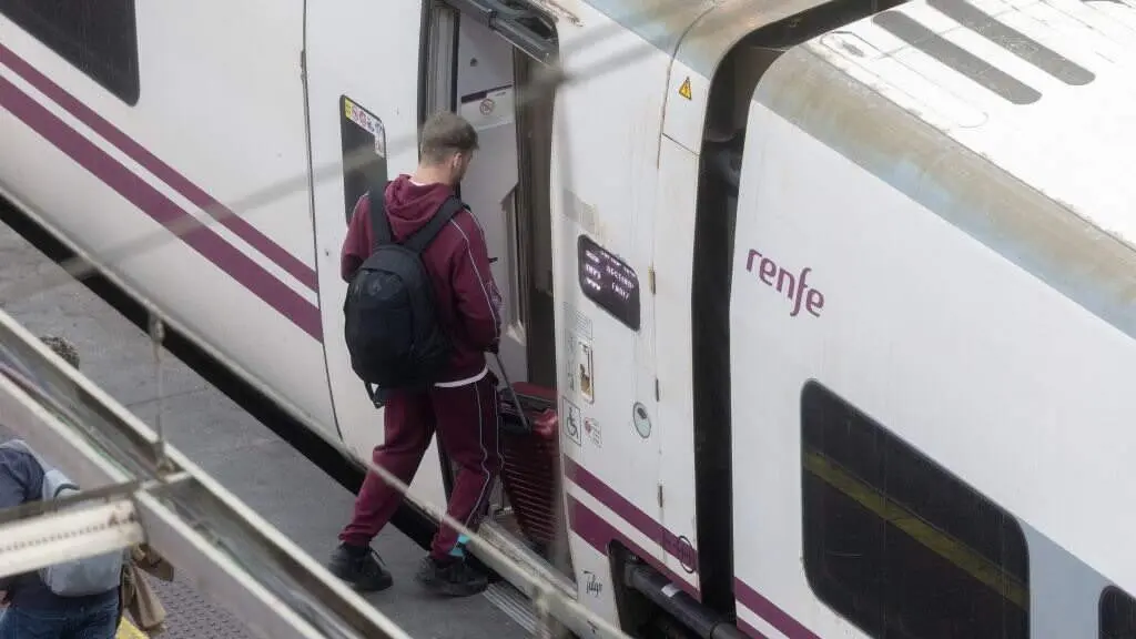 Un viaxeiro sobe ao tren. (Foto: Eduardo Parra / Europa Press)