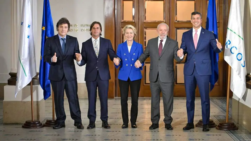 Javier Milei, Luis Lacalle Pou, Ursula von der Leyen, Luiz In&aacute;cio Lula da Silva e Santiago Pena Pose, esta sexta feira. (Foto: Santiago Mazzarovich / DPA)