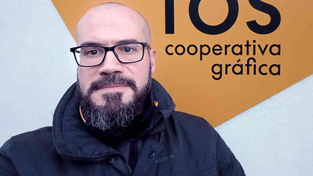 Diniz F. Cabreira diante da cooperativa Sacauntos. (Foto: N&oacute;s Diario)