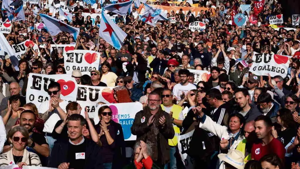 A praza da Quintana quedou pequena, o 17 de novembro, para acoller a xente que acudiu &aacute; concentraci&oacute;n en defensa da lingua convocada por Queremos Galego. (Foto: Arxina)