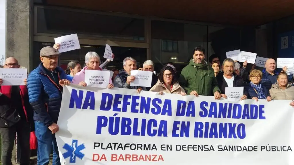 Mobilizaci&oacute;n da veci&ntilde;anza de Rianxo, esta sexta feira, no centro de sa&uacute;de. (Foto: N&oacute;s Diario)