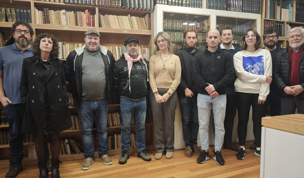 Representantes de entidades e colectivos que integran o Cap&iacute;tulo da Galiza na Internacional Antifascista. (Foto: N&oacute;s Diario)
