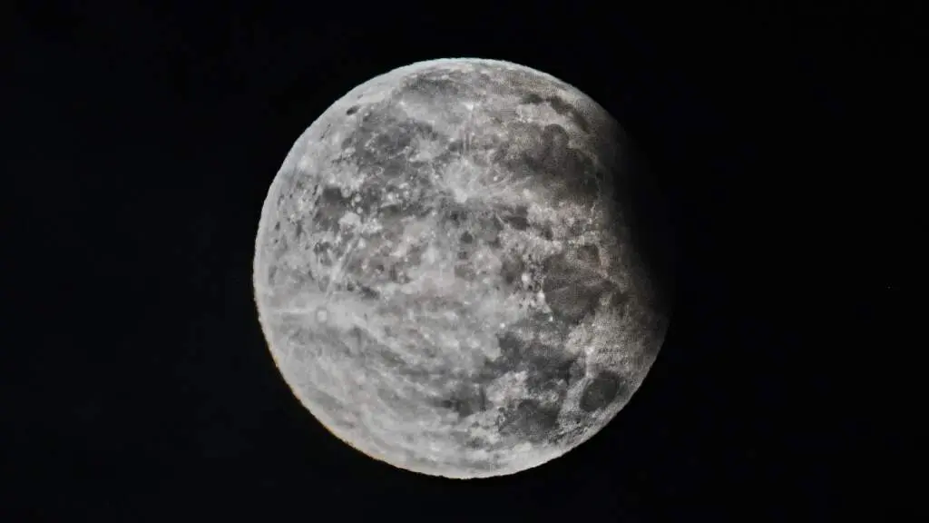 Eclipse lunar parcial observado na Rep&uacute;blica Checa o 18 de setembro de 2024. (Foto: Patrik Uhl&iacute;&oslash; / CTK / dpa)