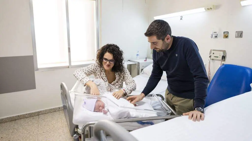 Mauro Est&eacute;vez &Aacute;lvarez, cos seus pais, Andrea e C&eacute;sar, esta cuarta feira, no Hospital de Pontevedra. (Foto: Beatriz C&iacute;scar)